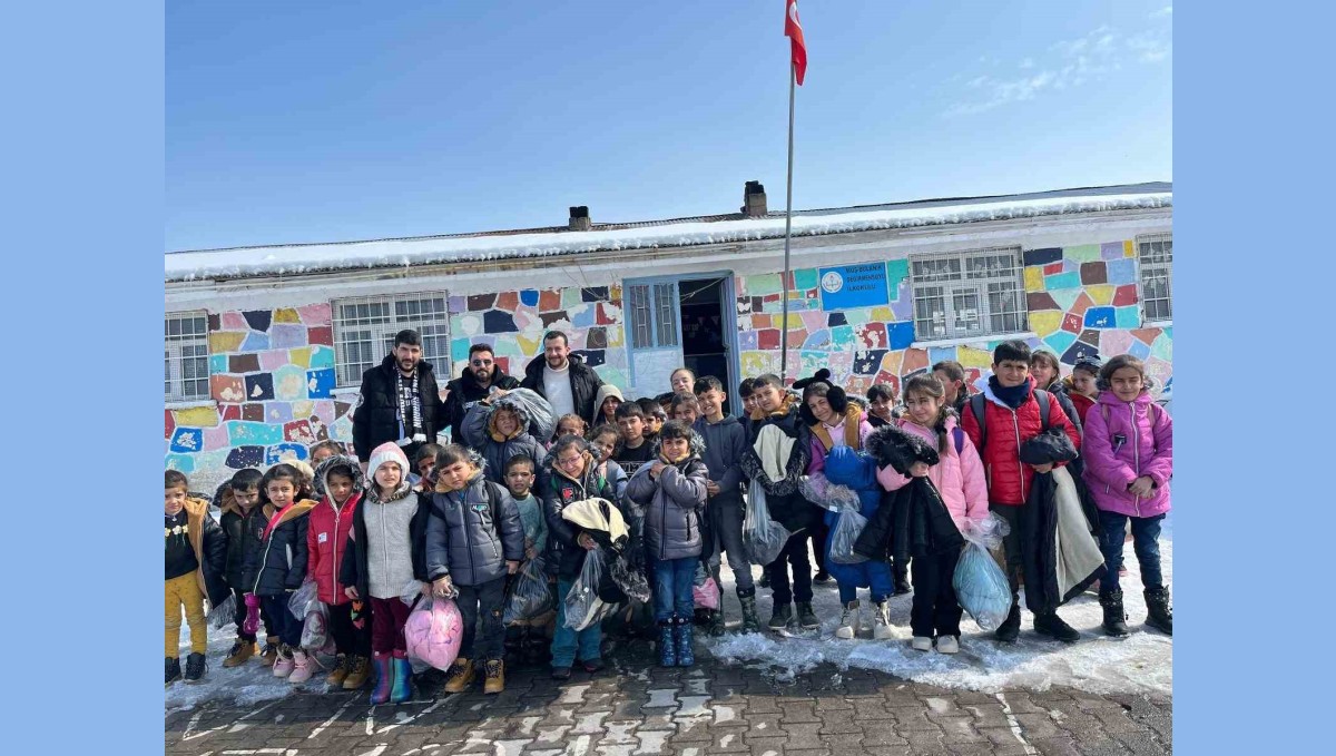 Tiyatro oyununun geliri çocuklar ve sokak hayvanlarına bağışlandı