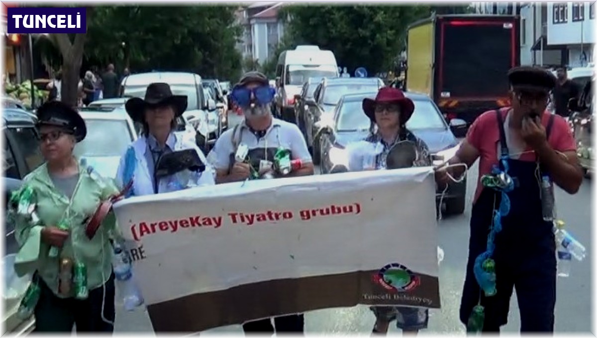 Tiyatrocular, çevre temizliğine dikkat çekti