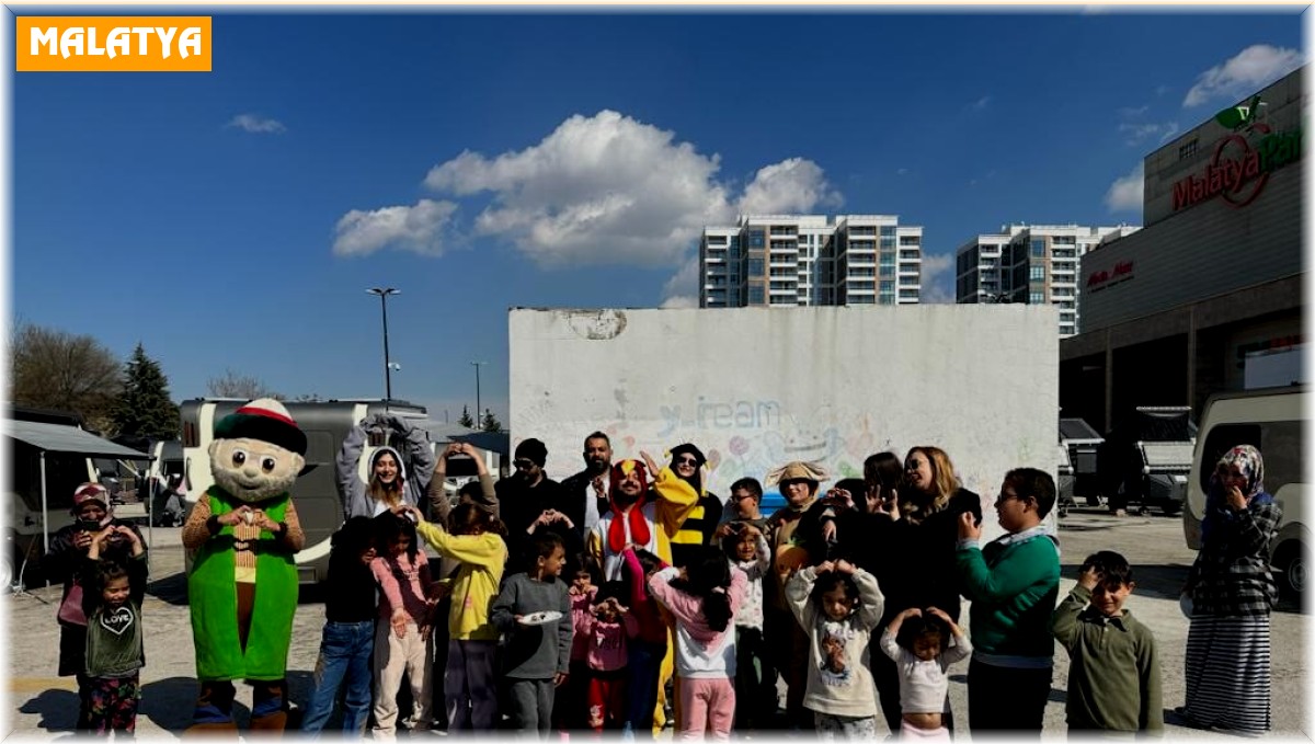 Tiyatrocular, özel günlerinde depremzede çocukları güldürdü