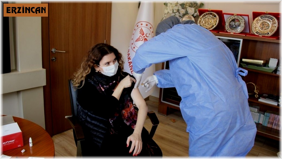 Tiyatrocular üçüncü doz aşılarını Erzincan'da vuruldu