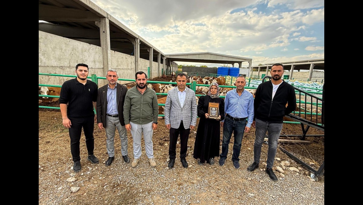 TOBB Malatya Genç girişimciler kurulu tarafından kadın girişimci Hafure Adak'a plaket