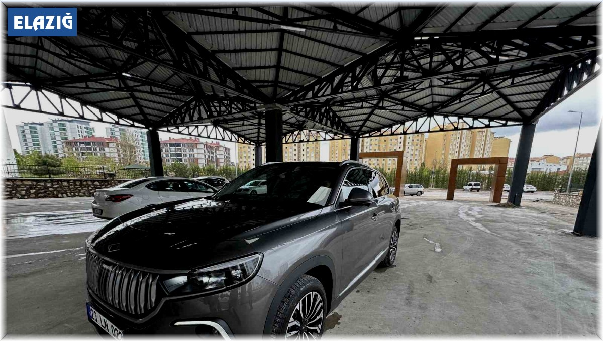 TOGG'un ilk teslimatı Elazığ'a ulaştı, vatandaşlardan yoğun ilgi