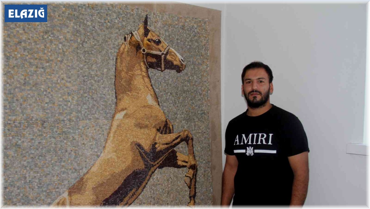 Topladığı atık taşları sanat eserine dönüştürüyor