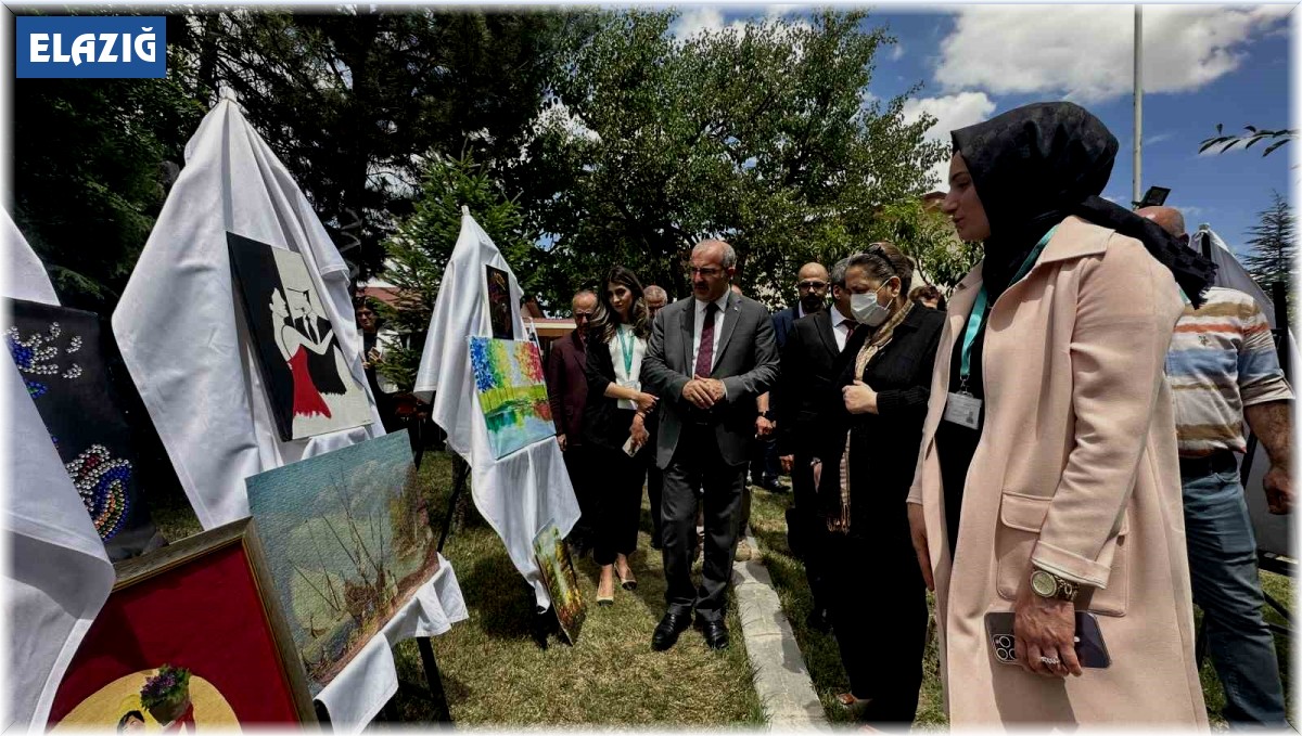 Toplum Ruh Sağlığı Merkezi'ndeki hastaların el emeği göz nuru eserleri sergilendi
