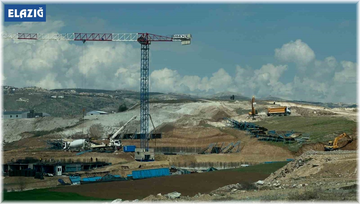 Toprak zemindeki yarıklar paniğe neden oldu