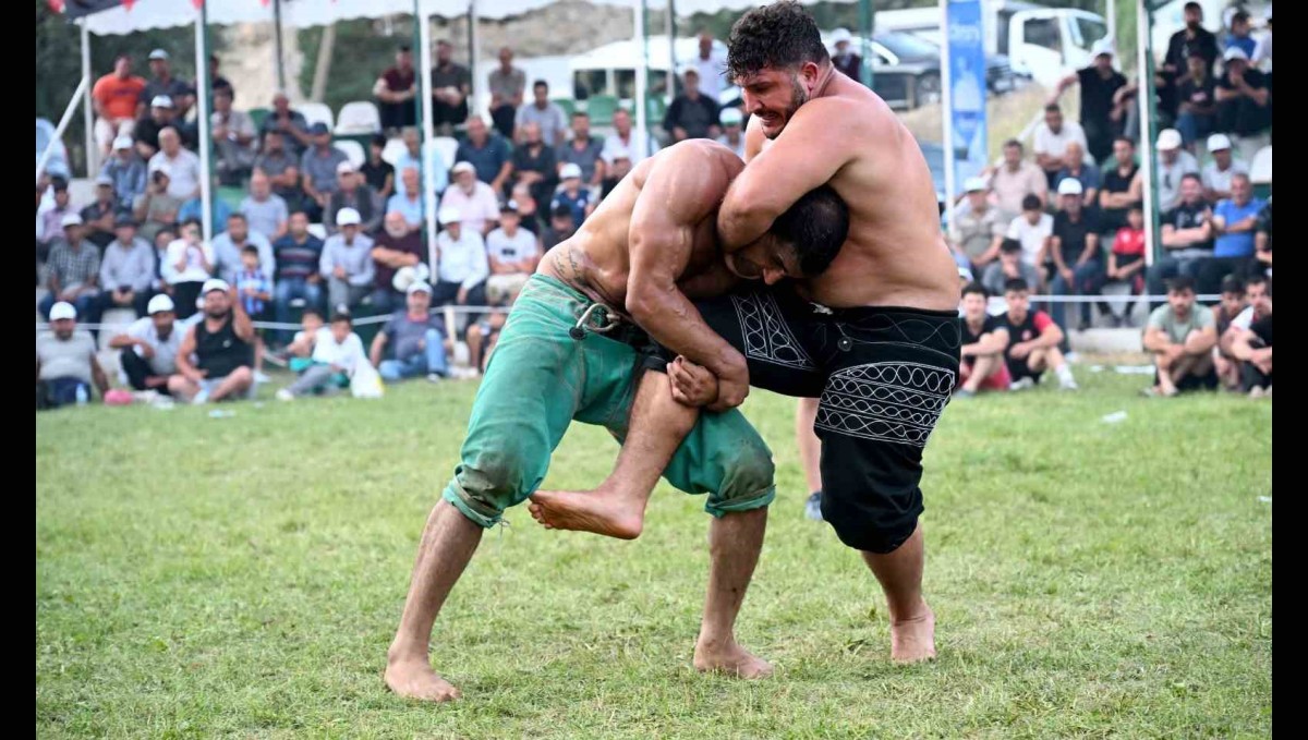 Tortum'da güreşler nefes kesti