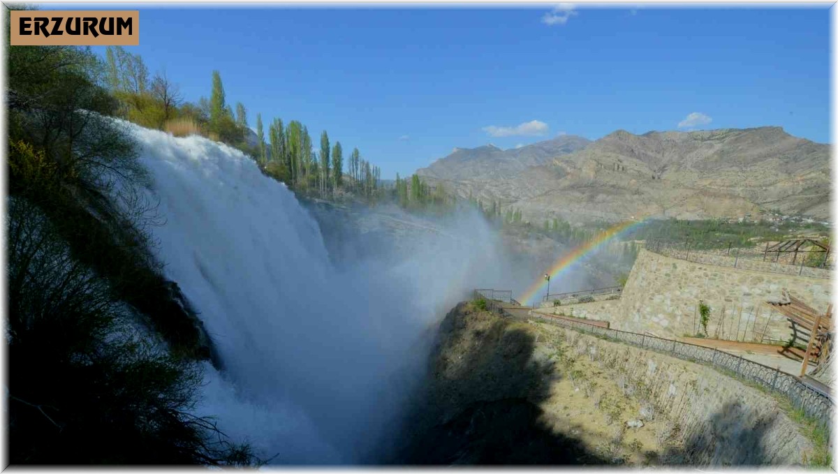 Tortum Şelalesi coştu