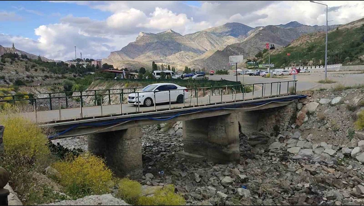 Tortum Şelalesi girişindeki köprü tehlike saçıyor