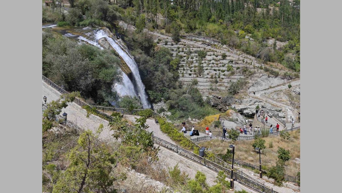 Tortum Şelalesi'nde su seviyesi düştü, ziyaretçi ilgisi sürüyor