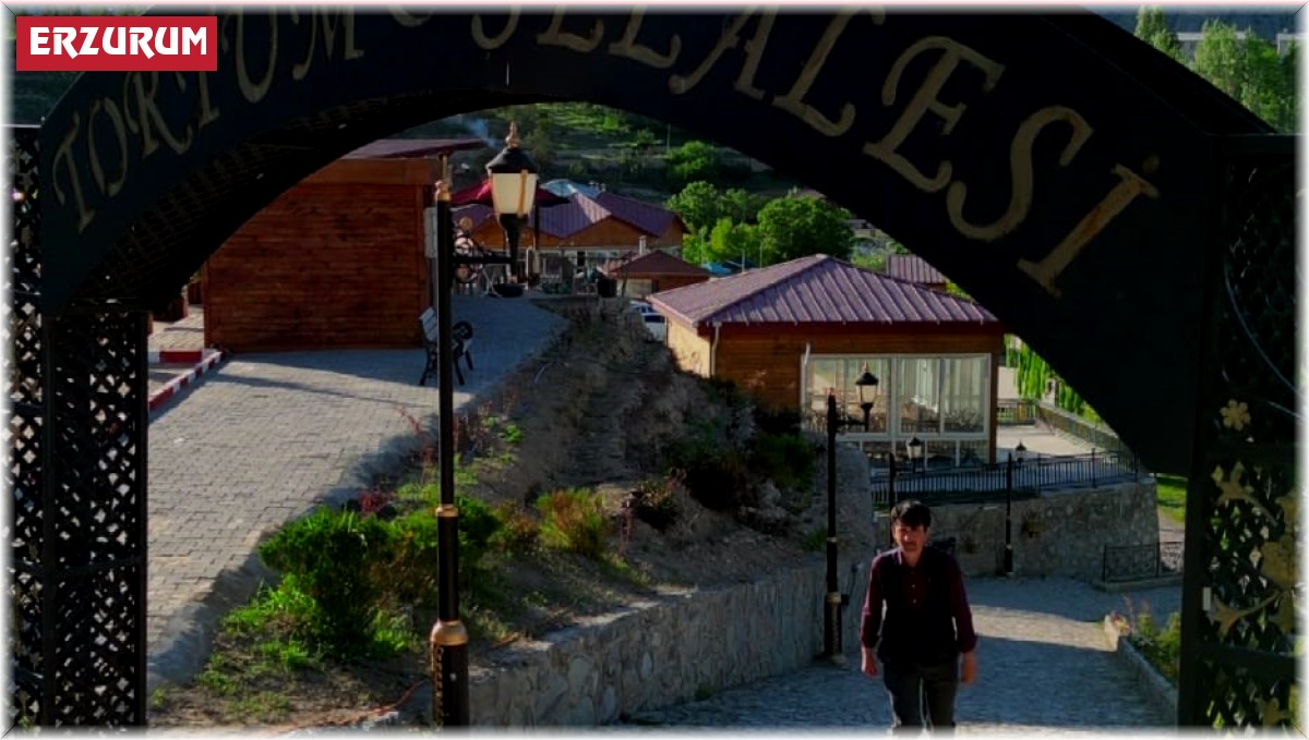 Tortum Şelalesi'nin manzarası eşliğinde Karacoğlan şiirleri okuyor