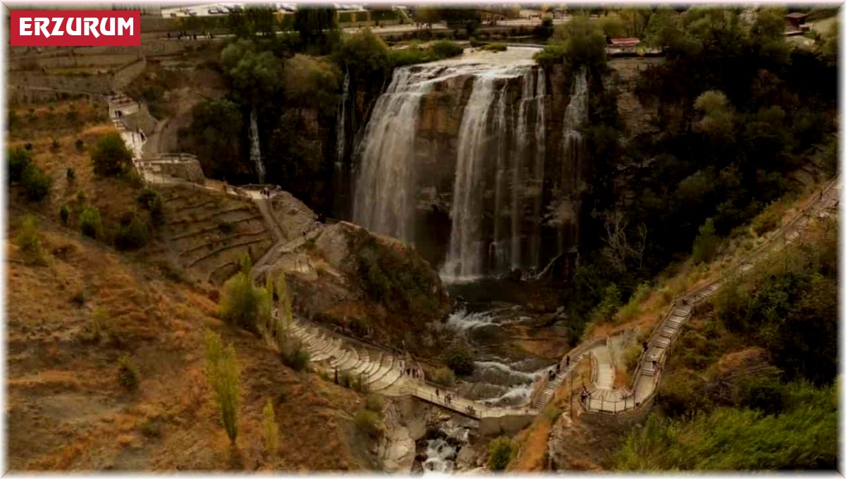 Tortum Şelalesi sonbaharın büyüsüne kapıldı