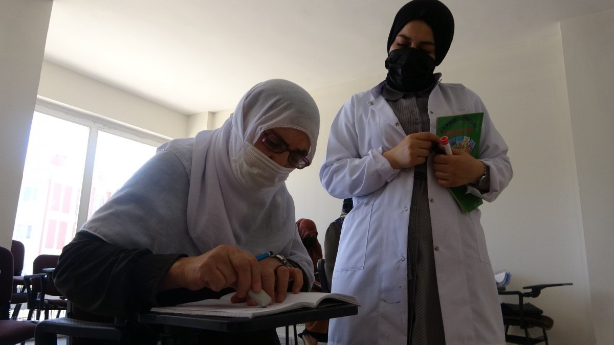 Torunlarıyla mesajlaşmak ve haberlerini okumak için 65 yaşında okuma-yazma öğrendi