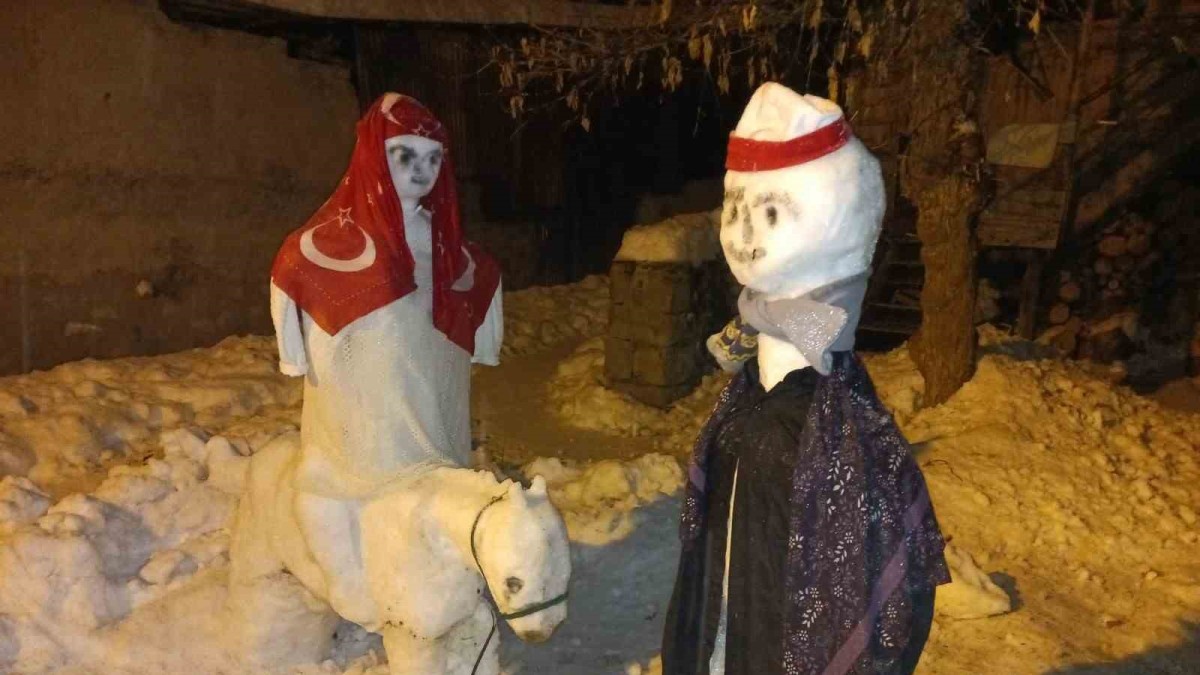 Torunu mutlu olsun diye kardan heykeller yaptı
