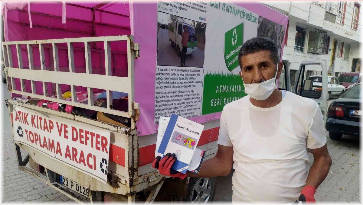 Torununun teşviki ile sokak sokak gezerek atık kitap topluyor, hem geri dönüşüme kazandırıyor hem de öğrencilere ücretsiz veriyor