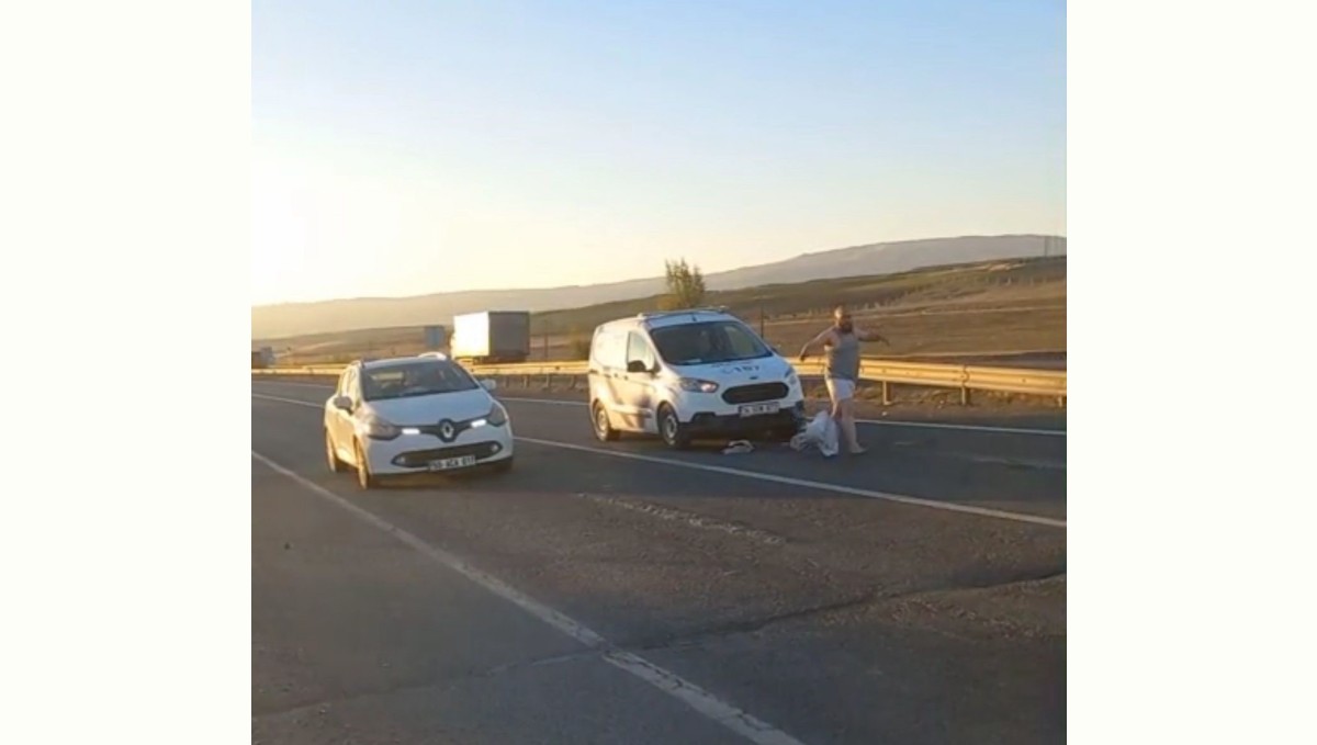 Trafiği birbirine kattı, araçların üzerine atladı, cam kırdı