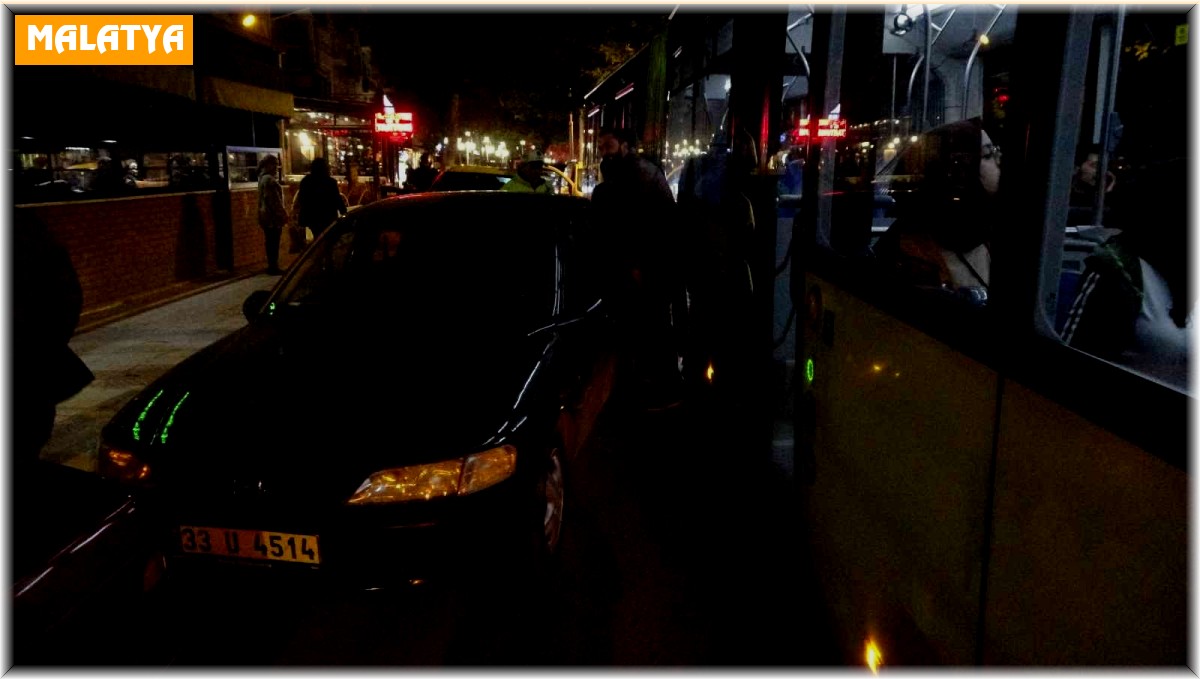 Trafiği felç eden hatalı parka vatandaş müdahale etti