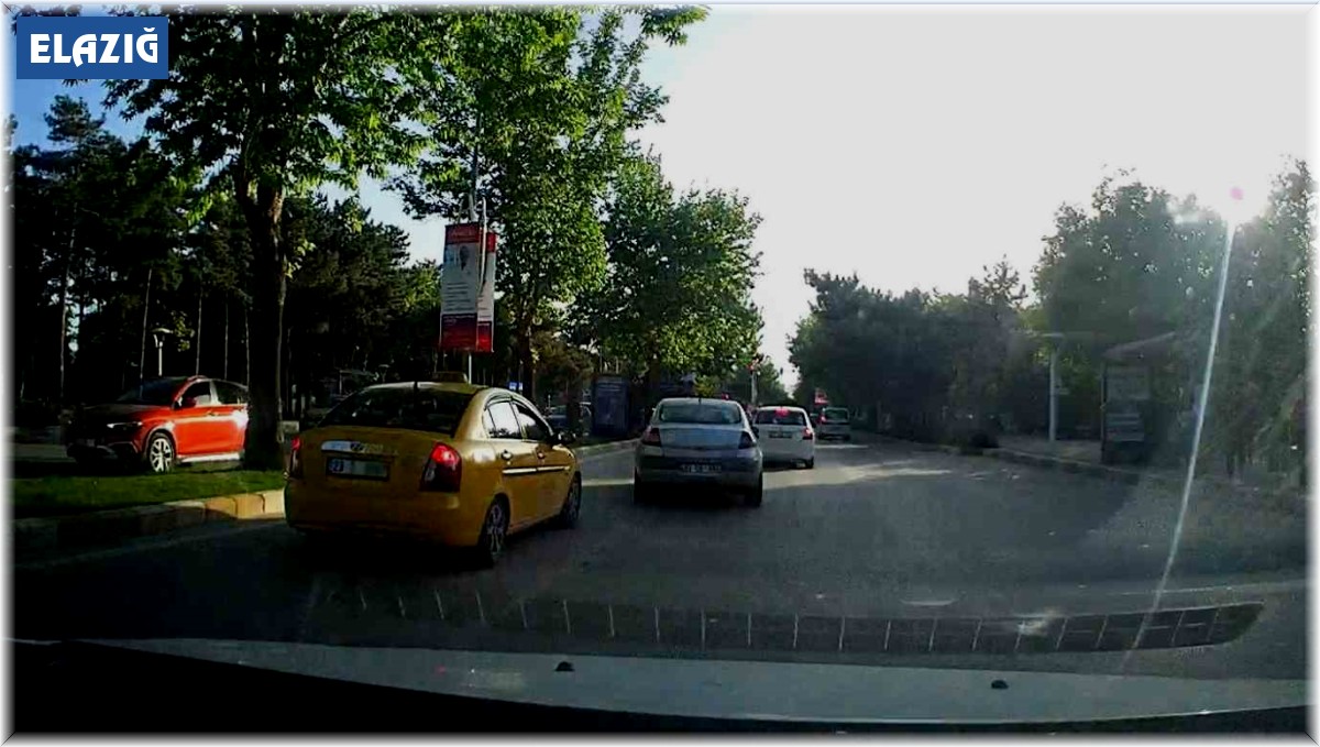 Trafiği tehlikeye atarak şerit değiştiren sürücü kameraya yansıdı