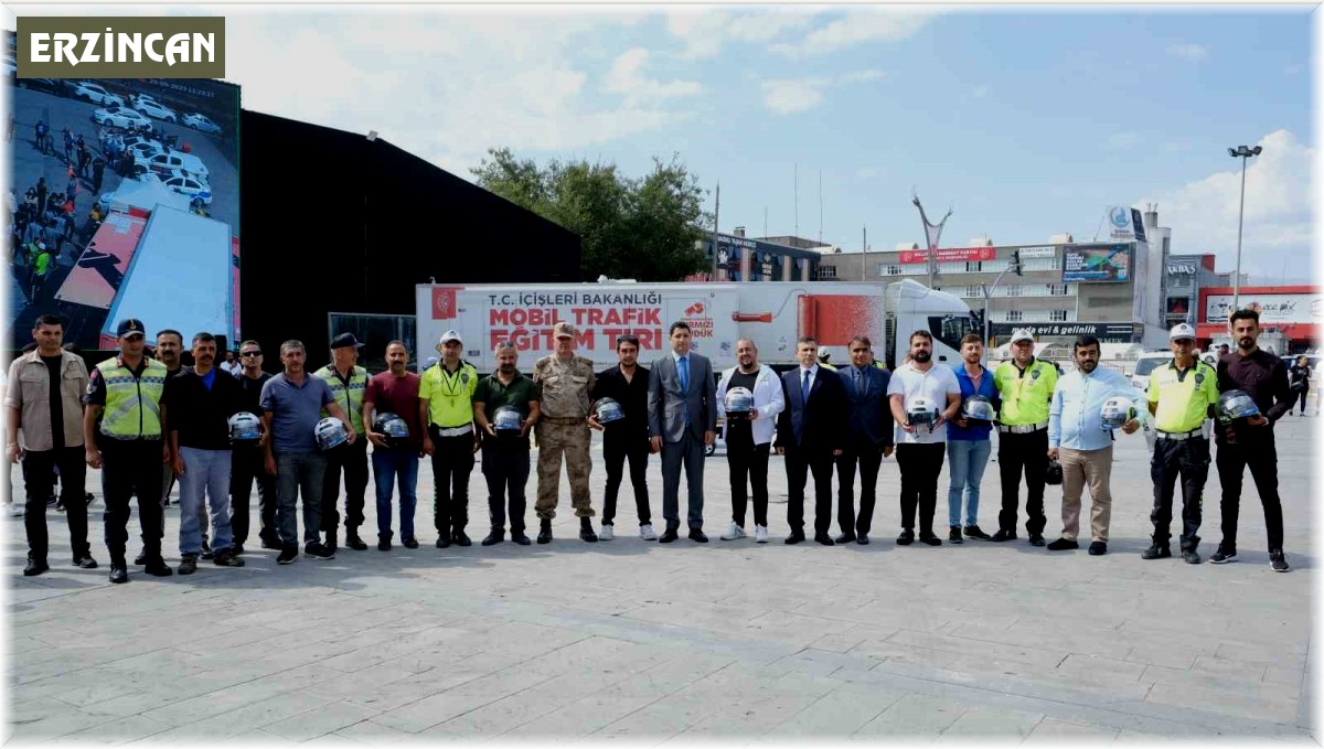 Trafik cezası olmayan motosiklet sürücülerine kask dağıtıldı