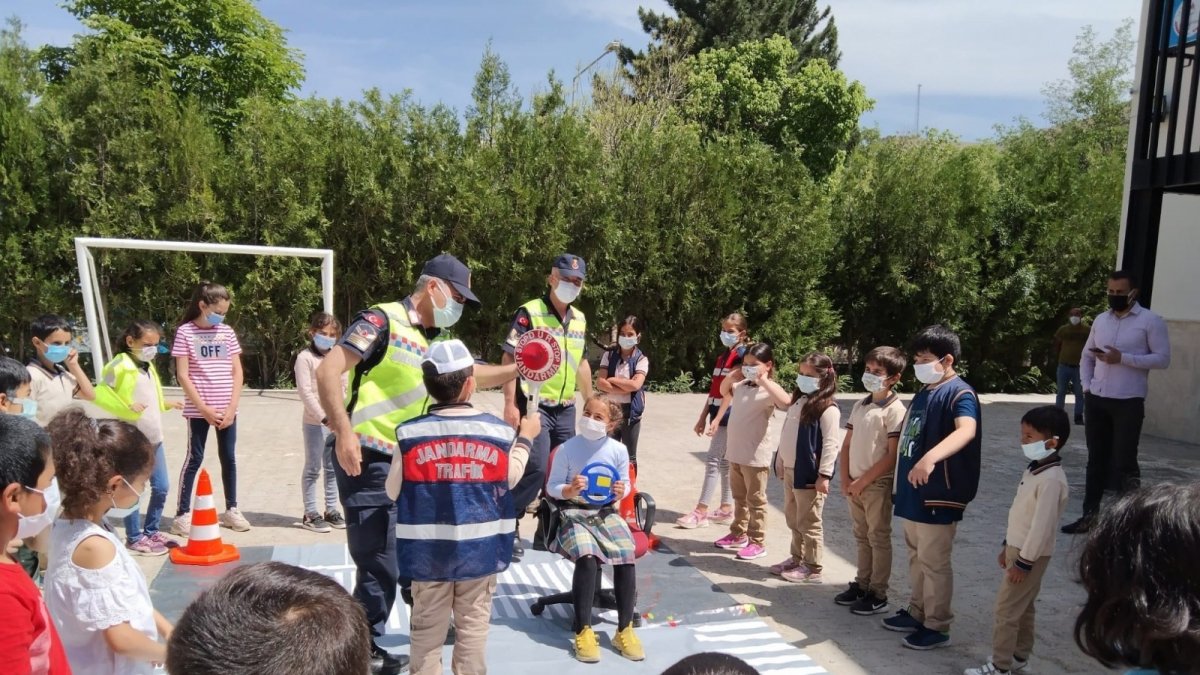 'Trafik Dedektifleri Projesi' ile Erzincan'da öğrencilere eğitim verildi