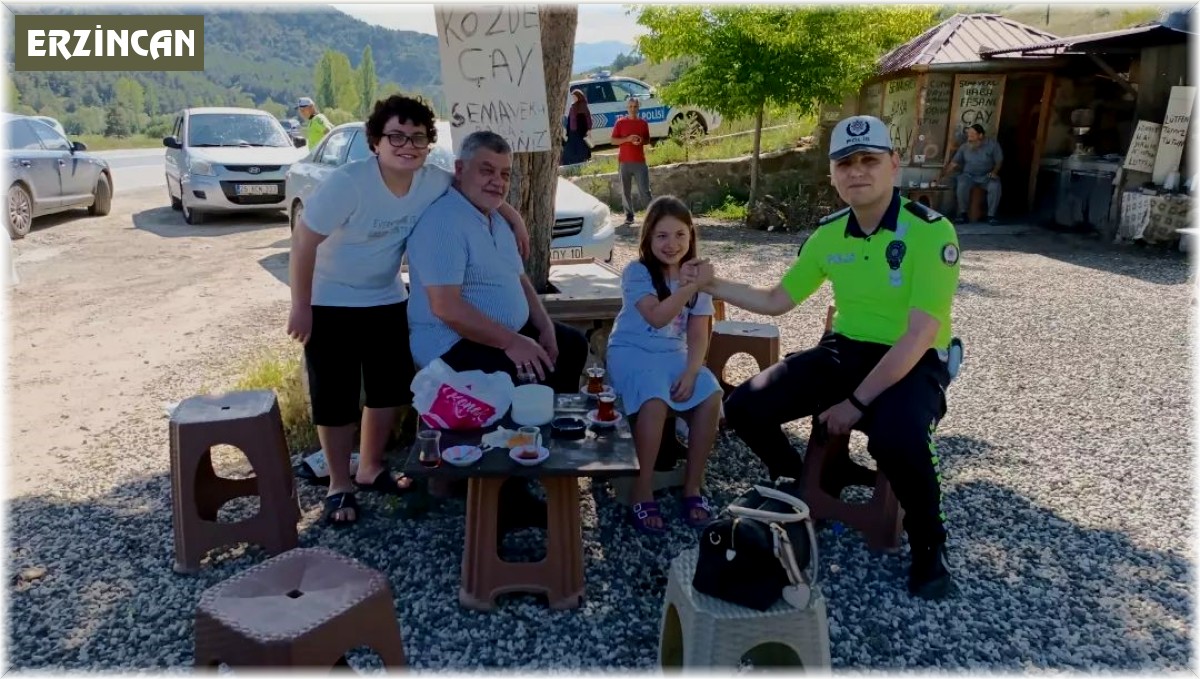 Trafik ekiplerinden sürücülere çay molası