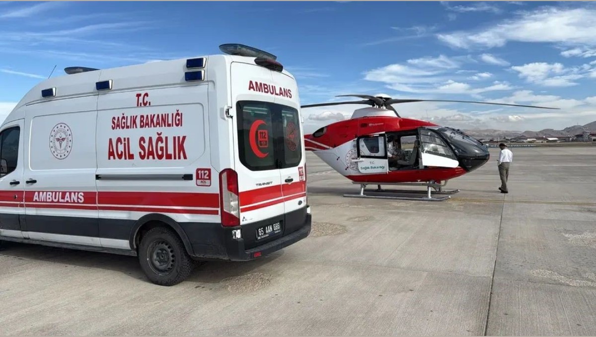 Trafik kazasında yaralanan şahıs ambulans helikopter ile Van'a getirildi