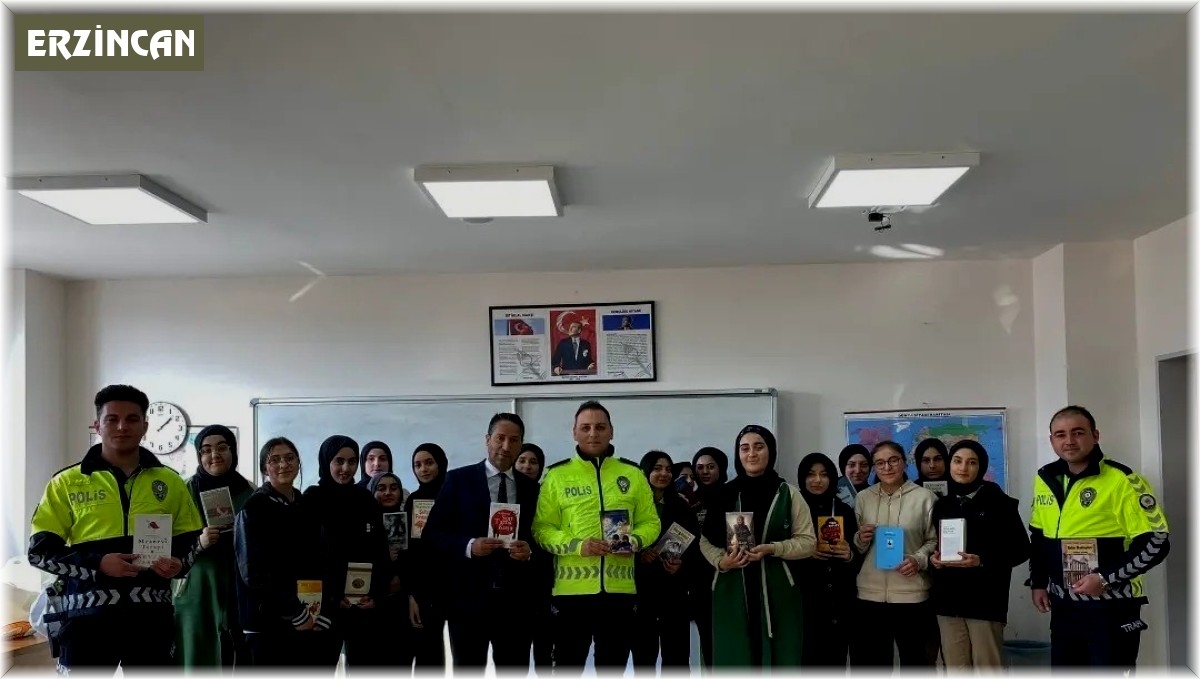 Trafik polisleri, öğrencilere mesleklerini tanıtıp kitap hediye etti