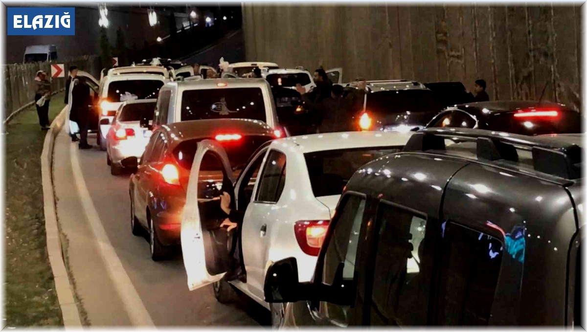 Trafikte durup oynayan düğün konvoyuna ceza