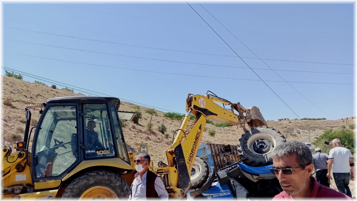 Traktör devrildi: 2 yaralı