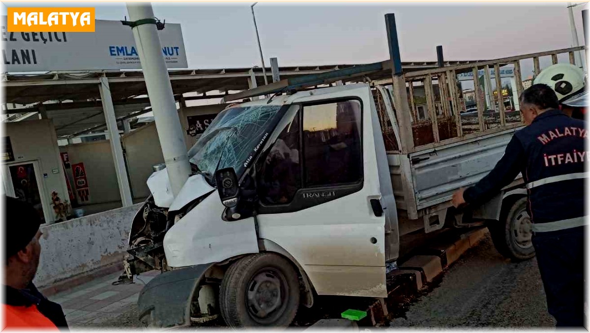 Trambüs direğine çarpan kamyonet sürücüsü ağır yaralandı