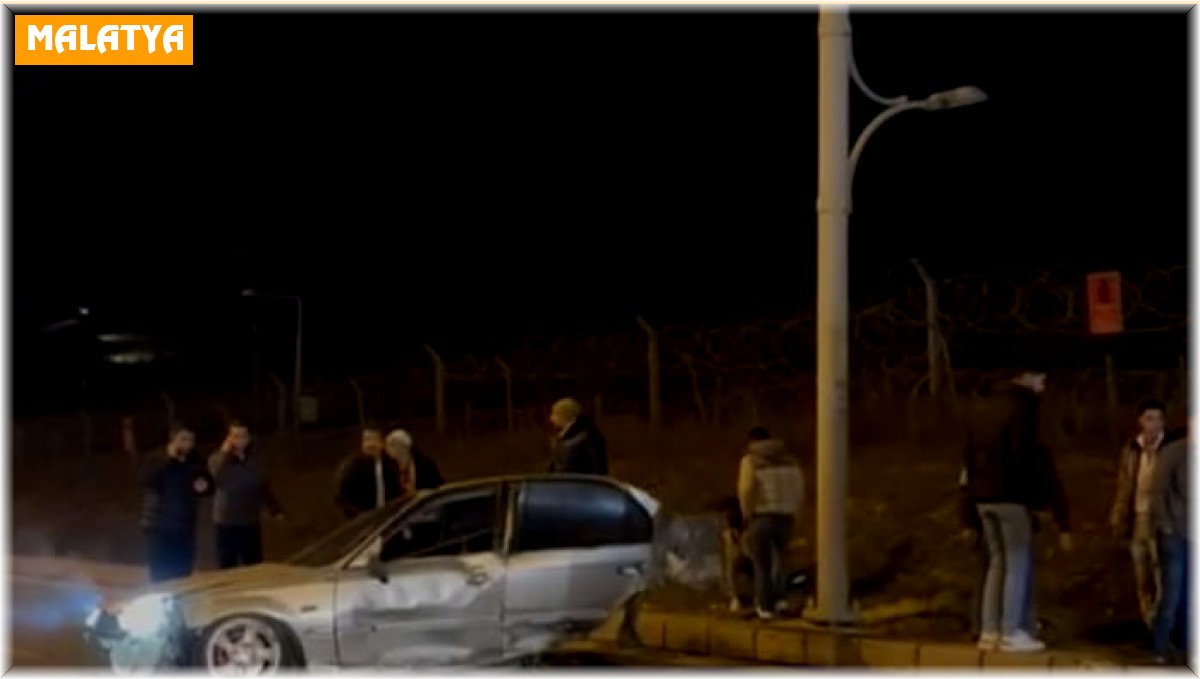 Trambüs hattı direğine çarpan otomobil ikiye bölündü: 3 yaralı