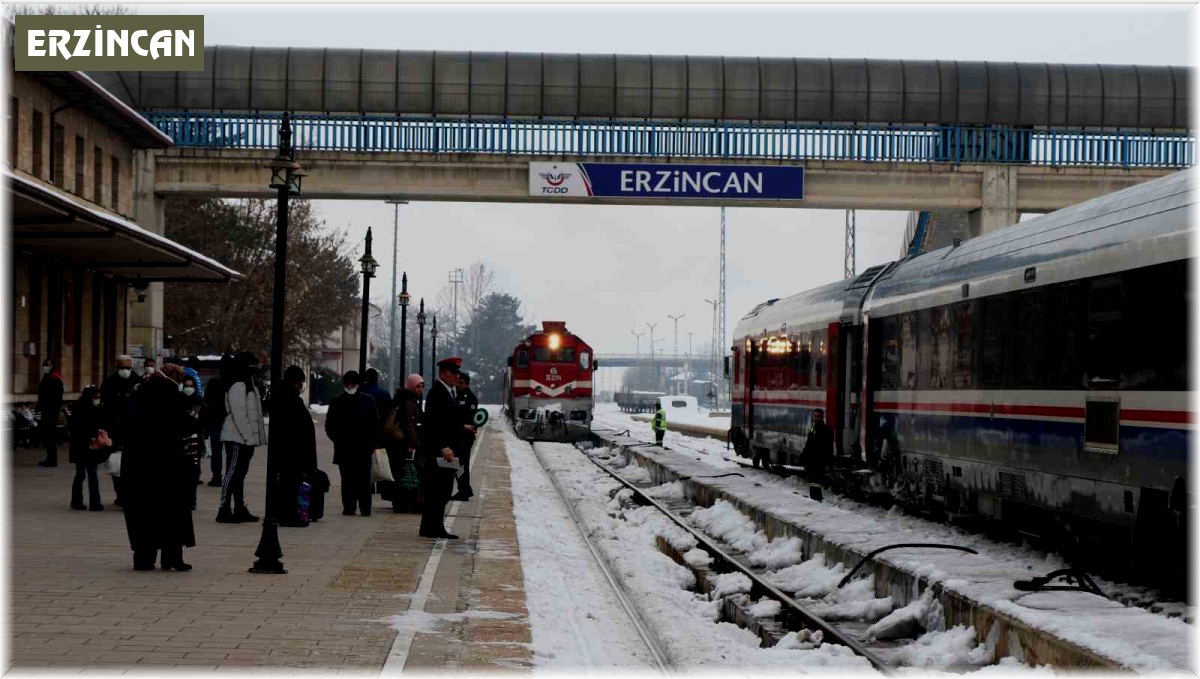 Tren geçiyor Erzincan bakıyor!
