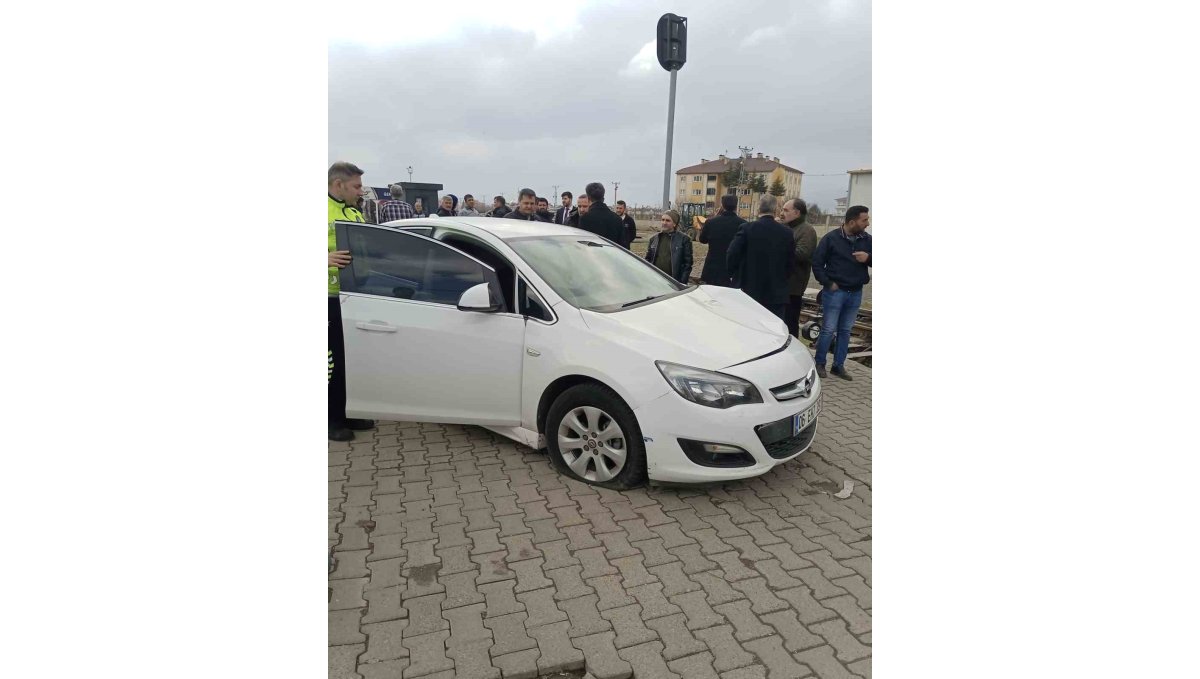 Tren hemzemin geçitte araca çarptı: 3 yaralı