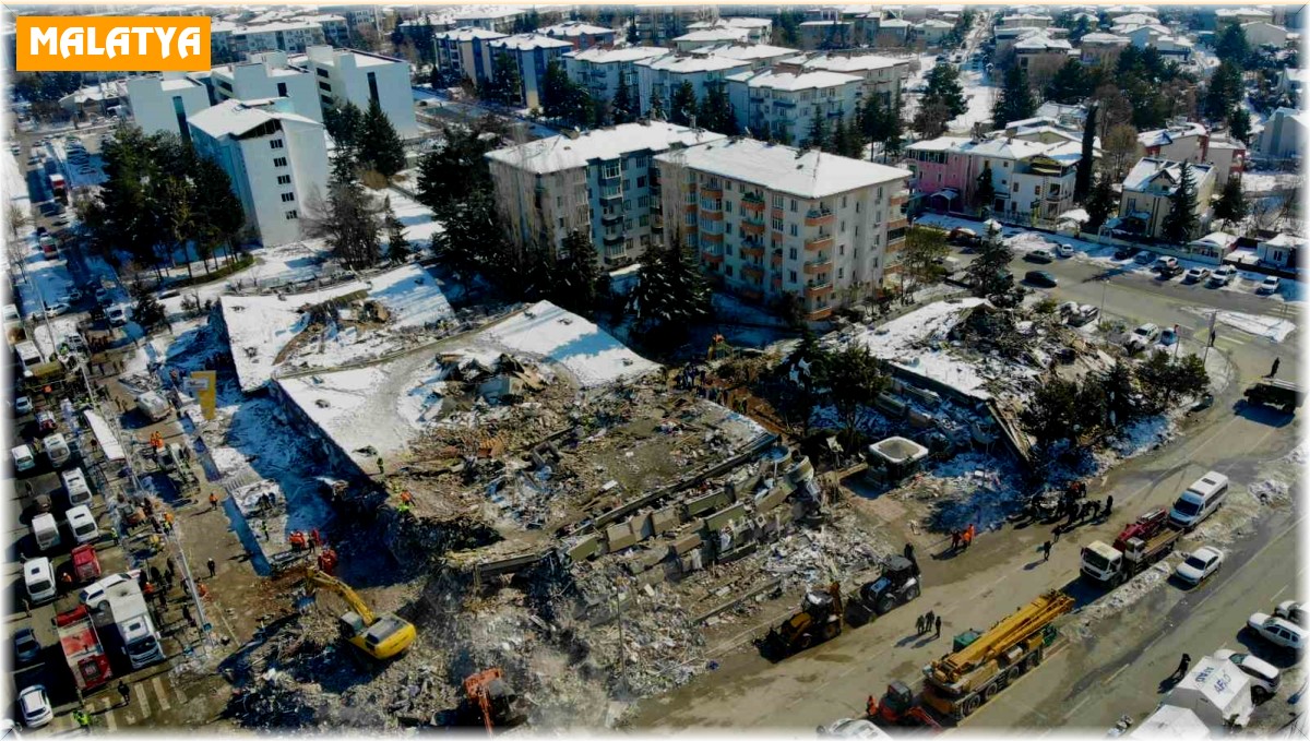 TSK arama-kurtarma ekipleri, enkaz alanında vatandaşların bulunması için yoğun çaba sarf ediyor