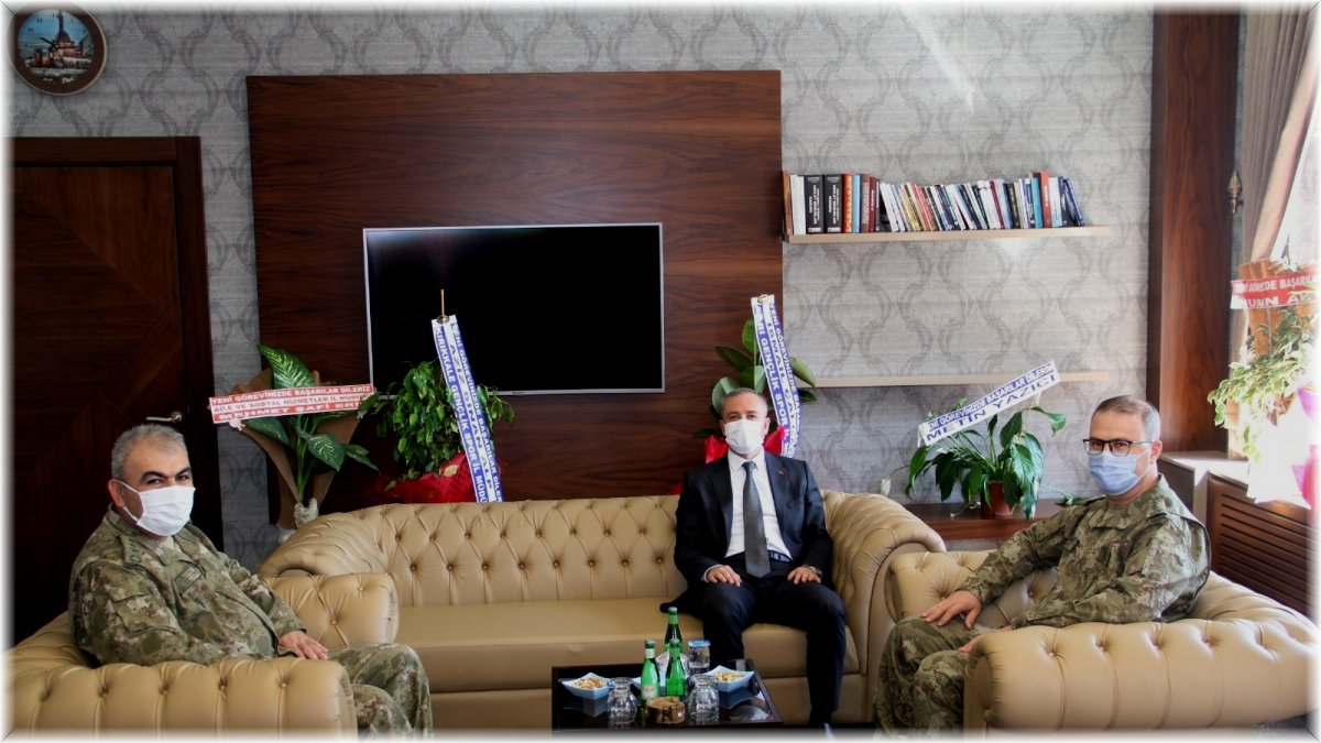 Tugay Komutanı Vekili Serhat Kasalak ve beraberindeki heyetten Milli Eğitim Müdürü Hasan Kökrek’e ziyaret