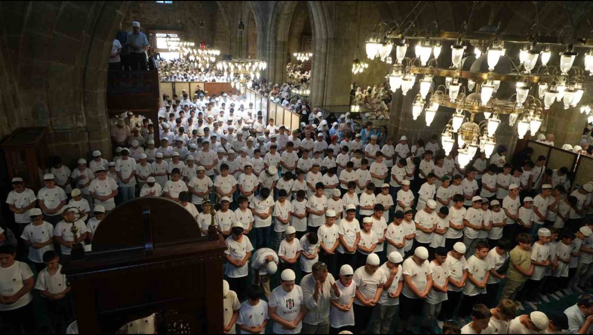 TÜGVA, Erzurum'da 6 bin 237 öğrenciyi Ulu Cami'de buluşturdu