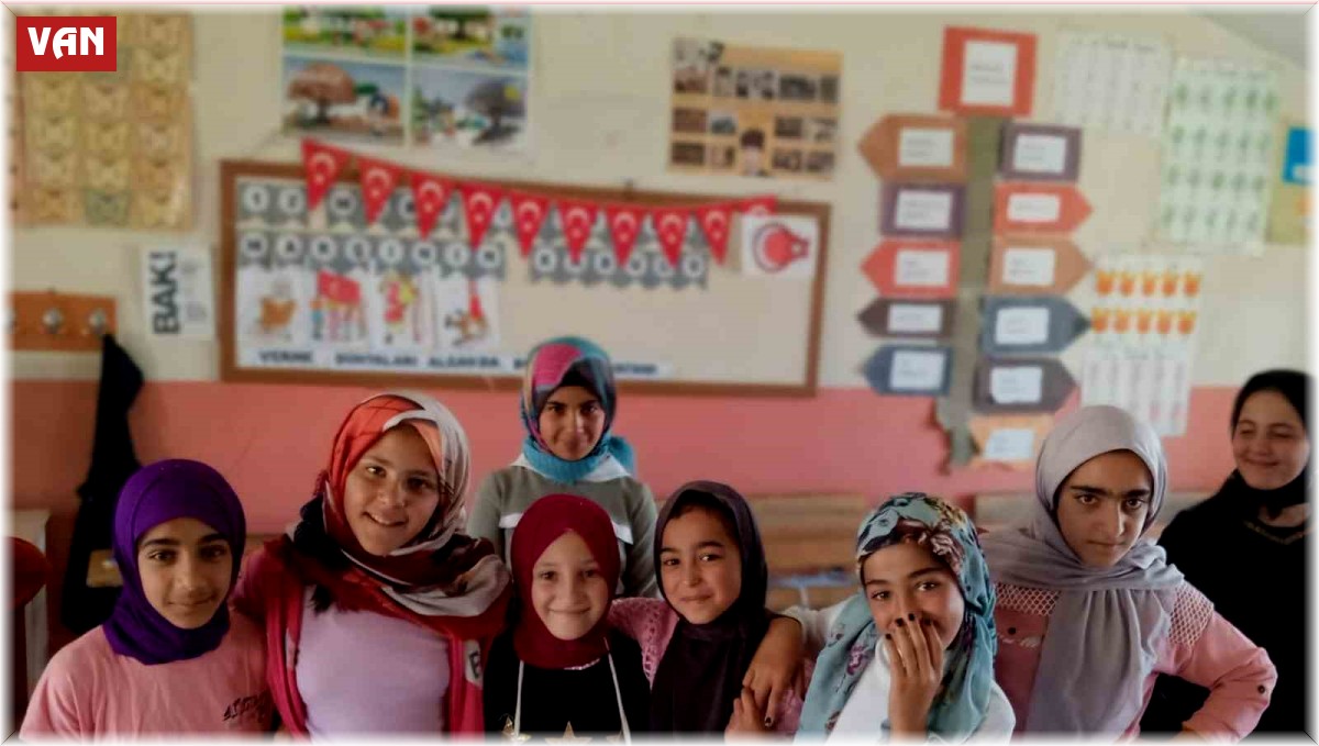 TÜGVA, Özalp ilçesinde binlerce öğrenciye ulaştı