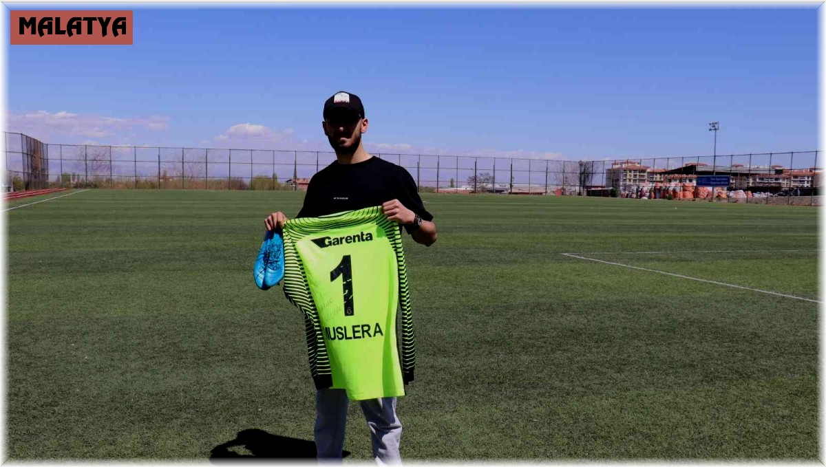 Tümör nedeniyle futbolu bıraktı, Muslera formasını kanser hastaları için satışa çıkarttı