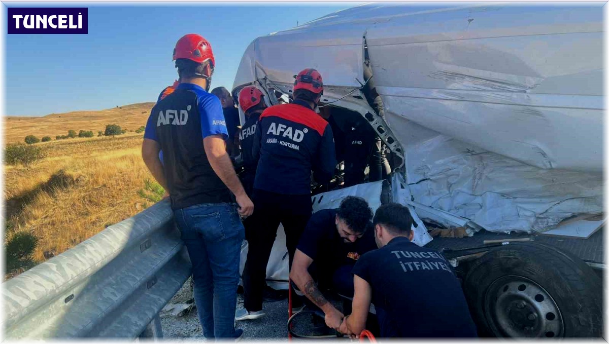 Tunceli'de 2 araç kafa kafaya çarpıştı: 3 ağır yaralı