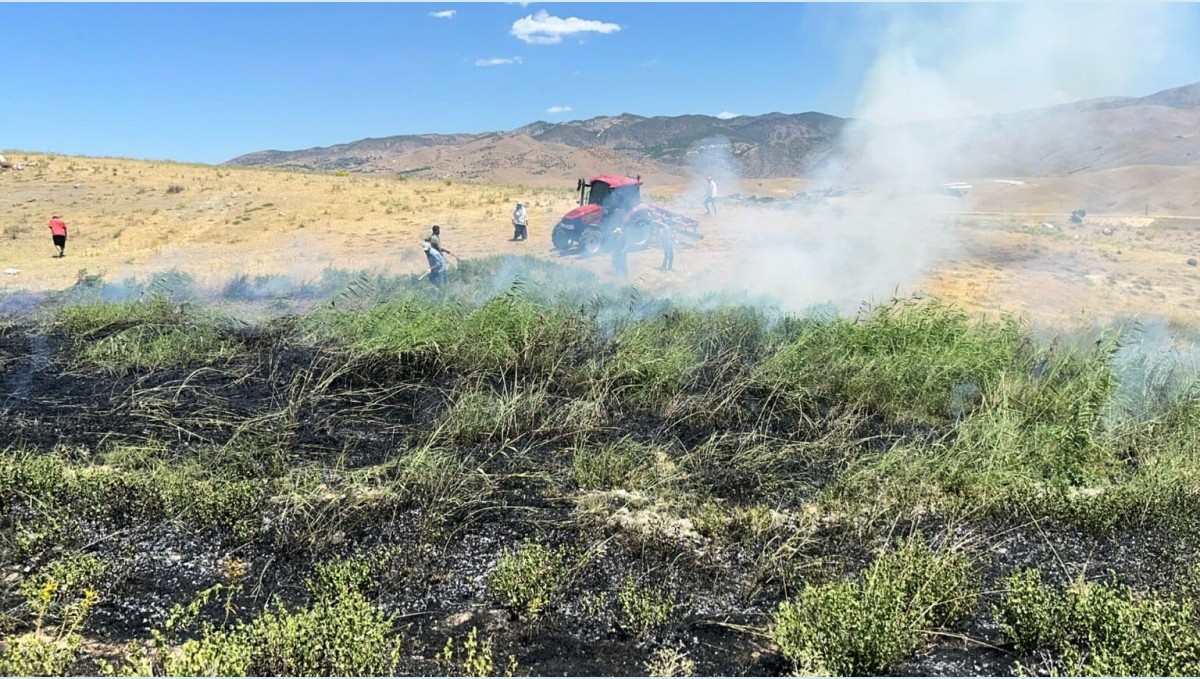 Tunceli'de 2 biçerdöver yandı