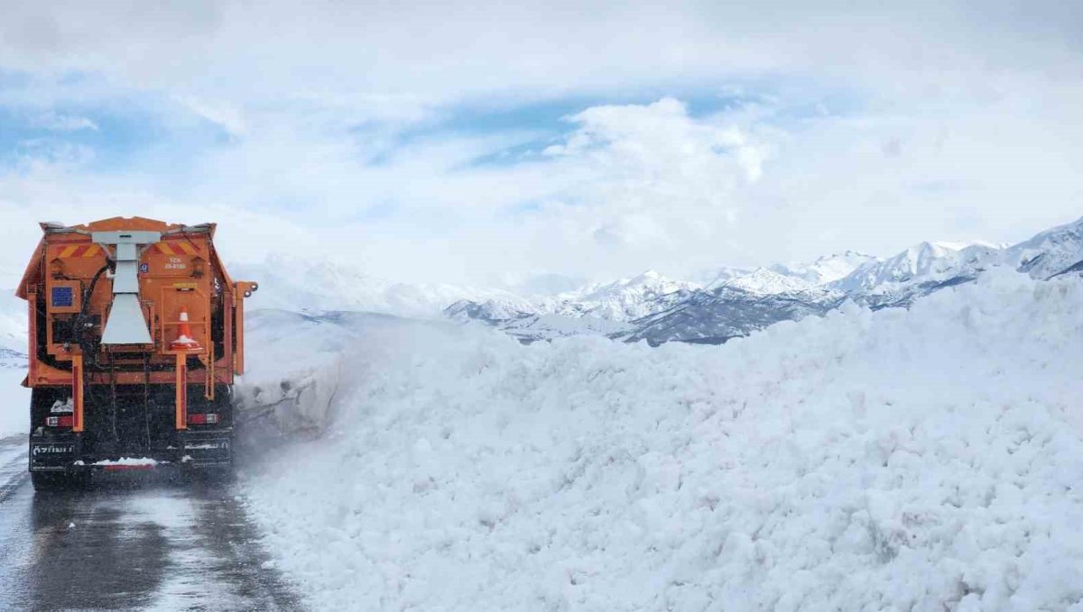 Tunceli'de 4 köy yolunda çalışmalar sürüyor