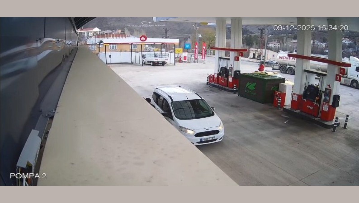 Tunceli'de 4.2'lik deprem anı güvenlik kamerasına yansıdı