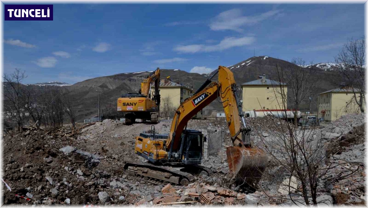 Tunceli'de ağır hasarlı binalar yıkılıyor