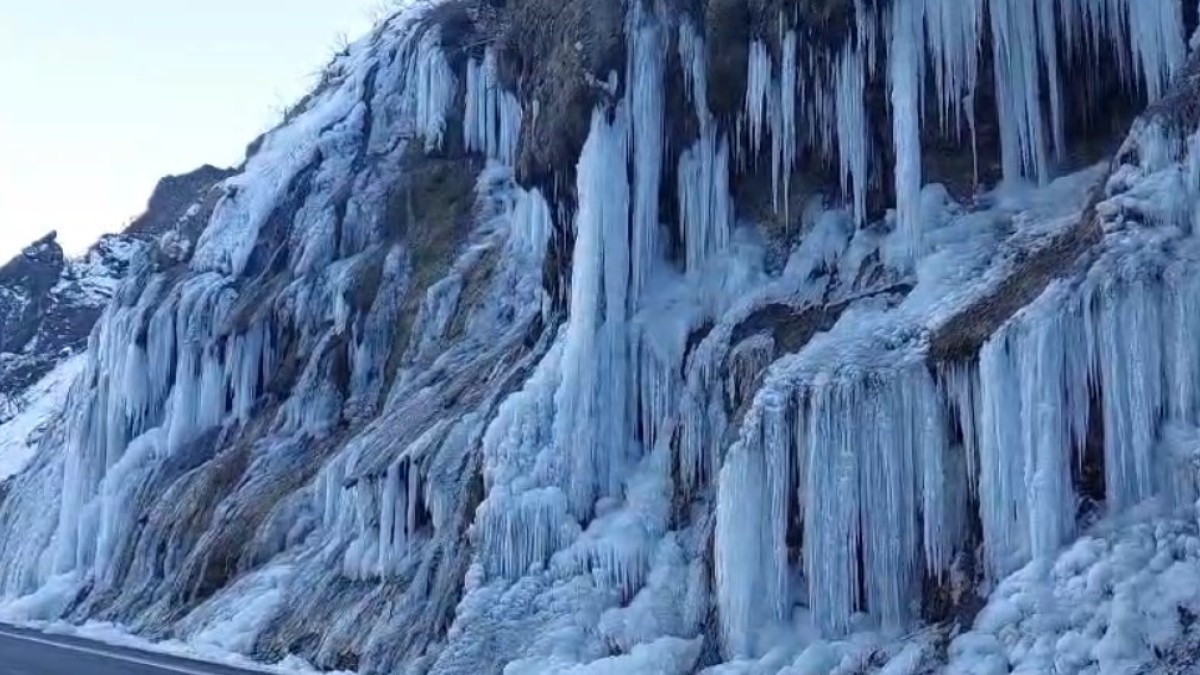 Tunceli'de 'Ağlayan Kayalar' dondu