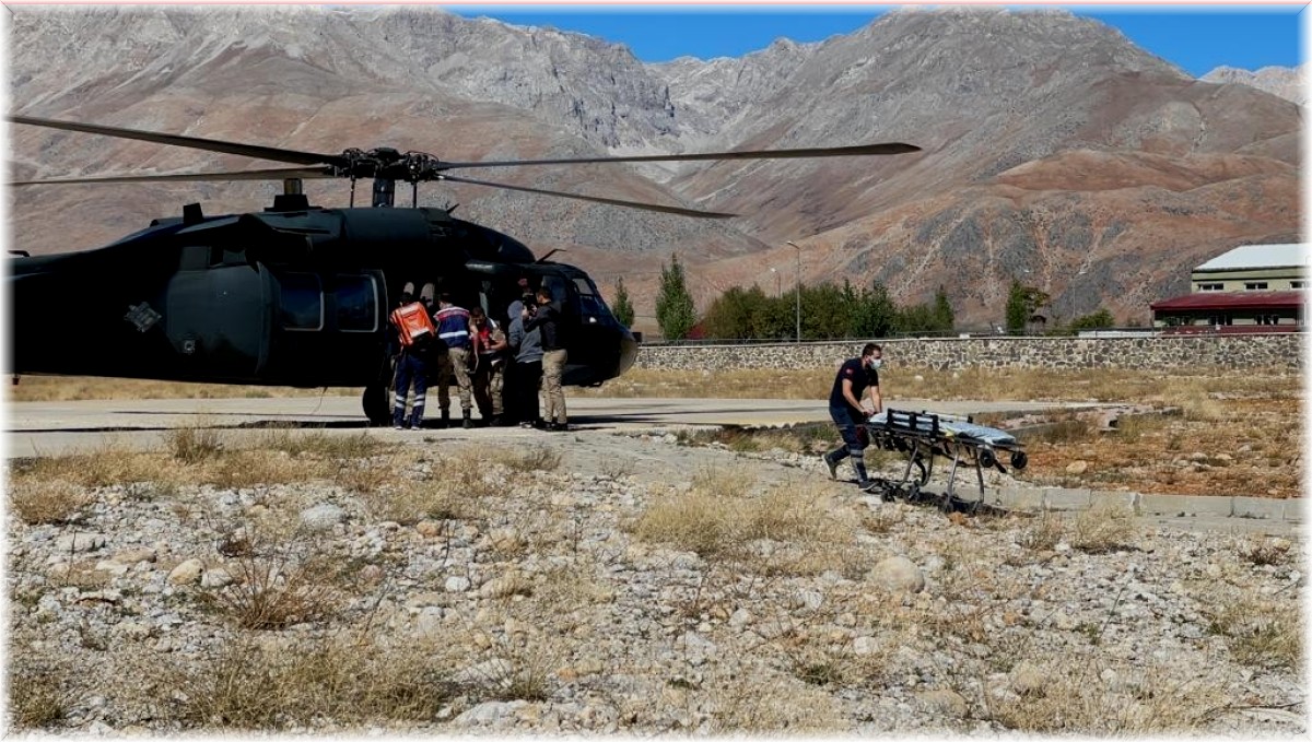 Tunceli'de askeri helikopterler, kurtarma operasyonları ile yemleme çalışmalarında da kullanılıyor
