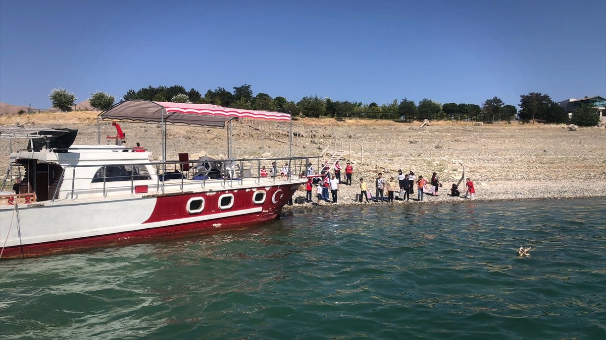 Tunceli'de baraj gölünde mahsur kalan vatandaşları jandarma kurtardı