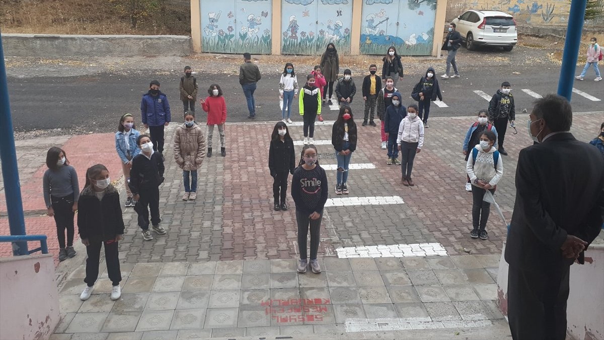 Tunceli'de beşinci ve dokuzuncu sınıf öğrencileri ders başı yaptı