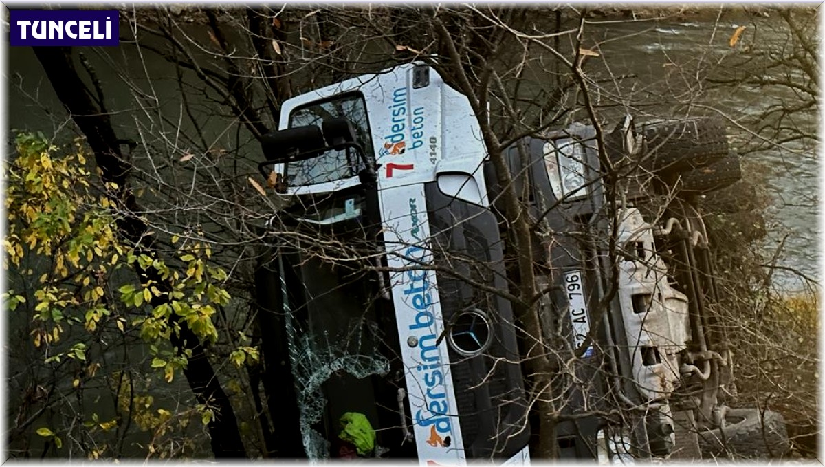 Tunceli'de beton mikseri devrildi
