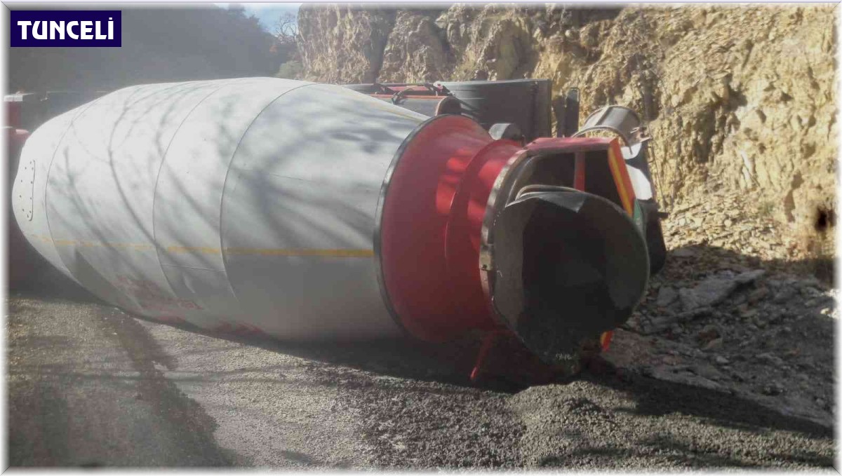 Tunceli'de beton mikseri devrildi