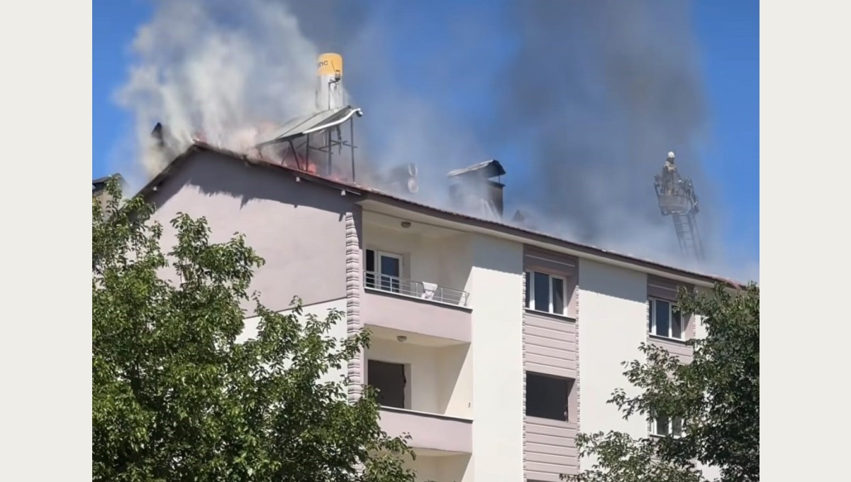 Tunceli'de bina çatısında çıkan yangın söndürüldü