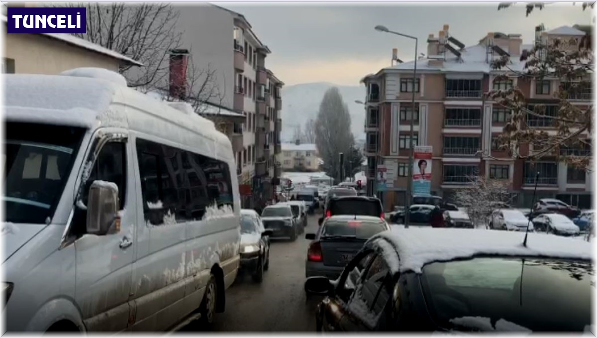 Tunceli'de buzlanma trafiği olumsuz etkiledi
